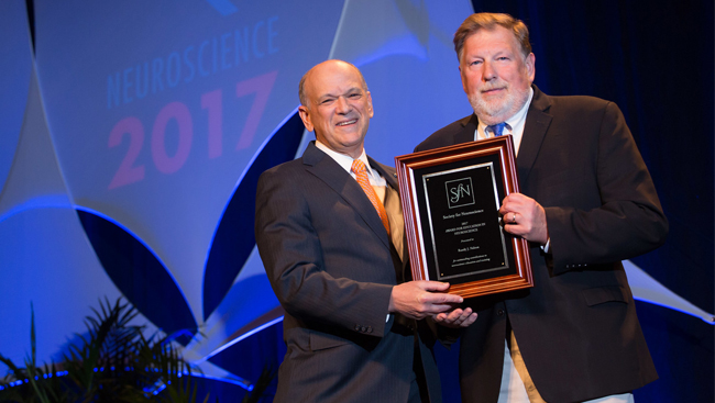 Randy Nelson receiving the Award for Education in Neuroscience in 2017.