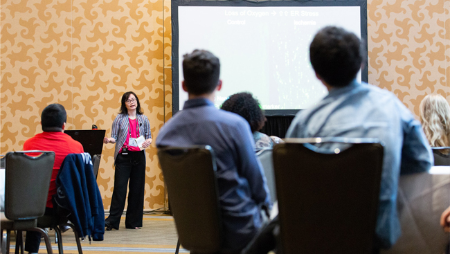 Y. Joyce Liao speaking at a Neuroscience 2018 Meet-the-Expert session