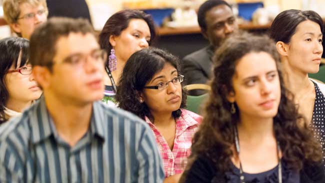 A diverse group of neuroscientists listen to a seminar at SfN’s annual meeting.