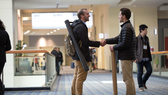 Attendees shaking hands at Neuroscience 2017