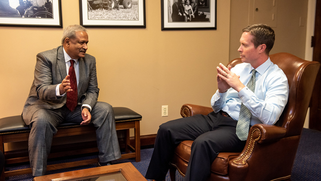 An SfN member talks to US Congressman Rodney Davis at SfN's Capitol Hill Day 2019