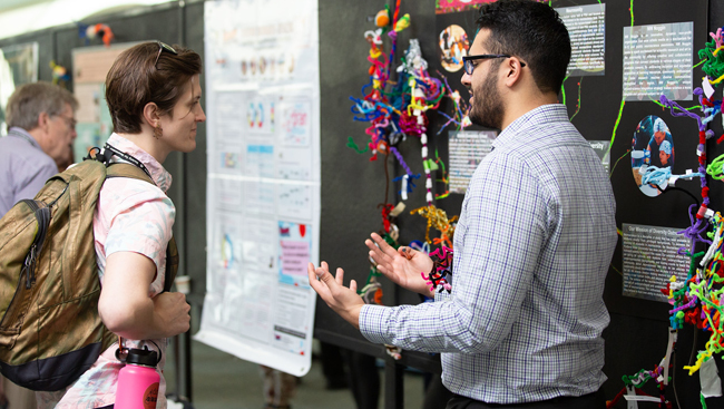 Poster presenter discussing research at Neuroscience 2018