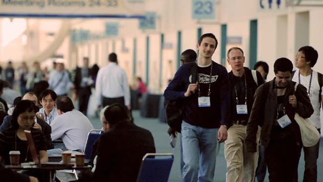 A group of meeting attendees walk to the next session at the SfN annual meeting. 