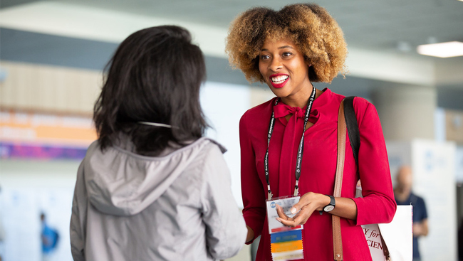 Attendees engage in conversation at Neuroscience 2018