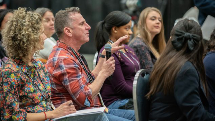Man asks question during session at SfN's annual meeting.