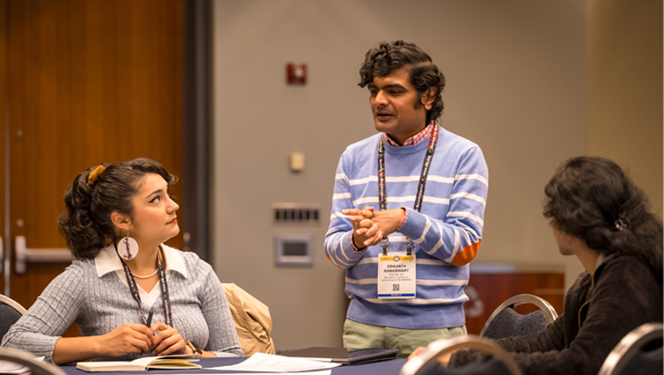 Srikanth Ramaswamy talking to attendees at SfN's annual meeting.